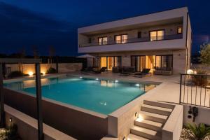 Villa Freedom with heated pool and tennis court