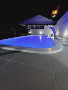 Casa de três dormitórios com piscina, 30 mt da praia