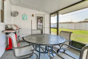 3 Mi to Venice Beach Pet-Friendly Home with Yard