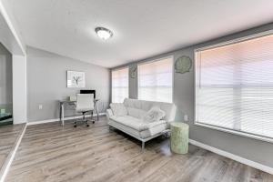 3 Mi to Venice Beach Pet-Friendly Home with Yard