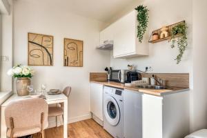 Appartements La Suite Creme - Metro D - Gare de Venissieux : photos des chambres