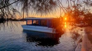 Liquid PARIDISE Noosaville houseboat "Experience More"