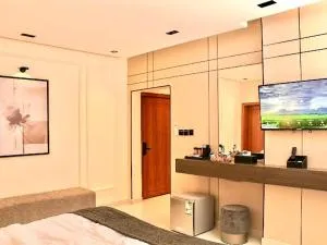 Stylish 2 Bedroom Apartment Featured Location - Shāri‘