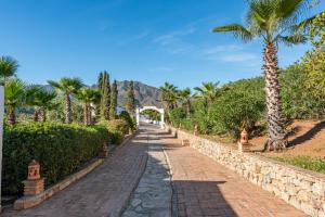 Gorgeous Spanish Chalet, Pool and Views