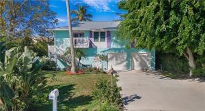 Green Turtle Boathouse HOT TUB view of the canal