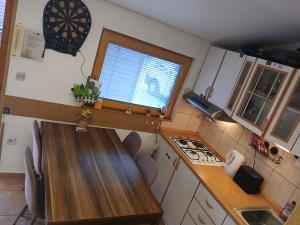 Aqualuna Petrov brlog