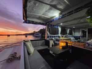 Liquid PARIDISE Noosaville houseboat "Experience More"