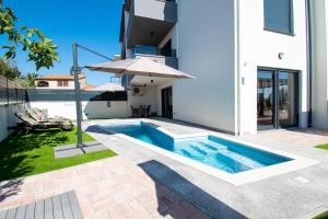 Apartment Rose with a pool in Medulin