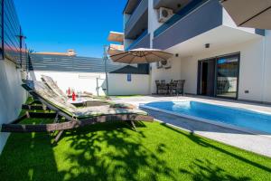 Apartment Rose with a pool in Medulin