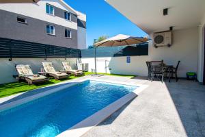 Apartment Rose with a pool in Medulin