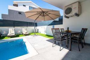 Apartment Rose with a pool in Medulin