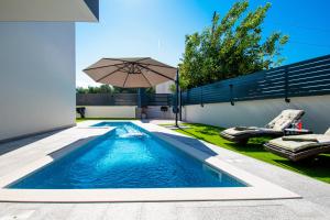 Apartment Rose with a pool in Medulin