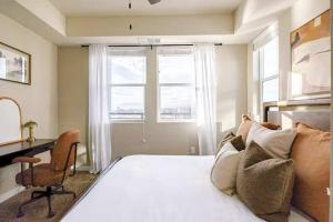 Amazing Water View with Jacuzzi & Sky Lounge