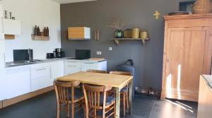 Maisons de vacances Domaine de La Beurrerie, Piscine Naturelle Privee, 5 chambres, Calme absolu, 25mn du PUY DuFou, 2 Logements attenants pour votre Confort : photos des chambres