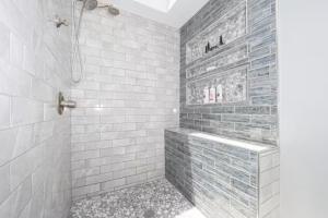 Firepit Games Grill Hot Tub Arcade & King Bed