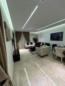 شقة فندقية بالشيخ زايد كمبوند جنه زايد بحديقة خاصة