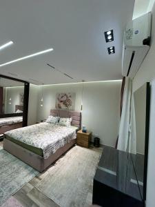 شقة فندقية بالشيخ زايد كمبوند جنه زايد بحديقة خاصة