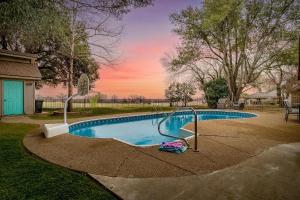 Pool On The Golf Course With 3BR and Close to Tarleton