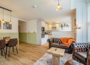 Bettys Townhouse- Luxury 2 bed appt with parking