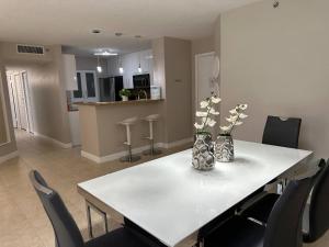 Urban Luxe Aventura 22 Retreat