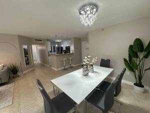 Urban Luxe Aventura 22 Retreat