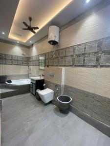 Amazing 3BHK Home NEAR AIRPORT with JACUZZI & Private POOL in Punjabi Bagh
