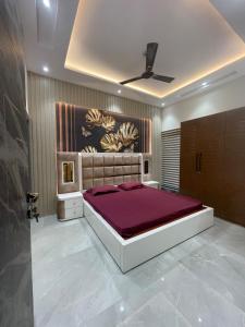 Amazing 3BHK Home NEAR AIRPORT with JACUZZI & Private POOL in Punjabi Bagh