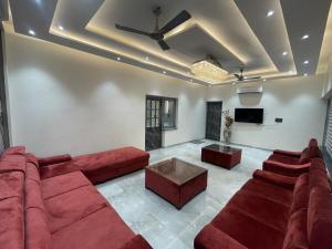 Amazing 3BHK Home NEAR AIRPORT with JACUZZI & Private POOL in Punjabi Bagh