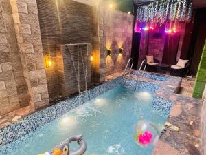 Amazing 3BHK Home NEAR AIRPORT with JACUZZI & Private POOL in Punjabi Bagh