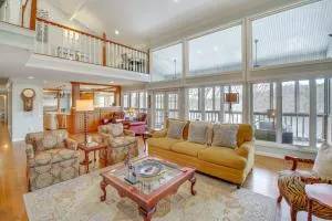 Screened-In Porch with Views Hot Springs Getaway! - 温泉城