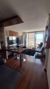 10 minutes from the Congress and the Sea