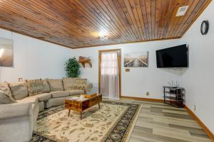 Deck & 2-Acre Yard: Quiet Getaway in Crandall!