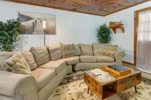Deck & 2-Acre Yard: Quiet Getaway in Crandall!