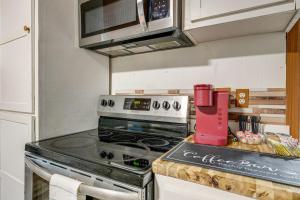 Deck & 2-Acre Yard: Quiet Getaway in Crandall!
