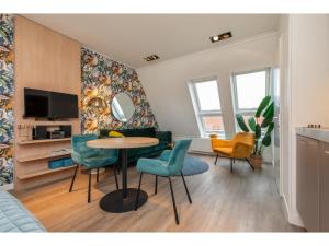 Cozy Couple s Escape