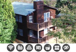 Paw Prints Secluded Mountain View Cabin with Hot Tub and Pool Table