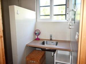 Maisons de vacances Holiday Home in Saint-Honore near Gorges : photos des chambres