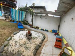 Amplia casa con piscina y vista al mar