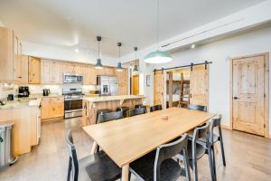 Downtown WP Condo w Pool: Steps to Concert Venue!