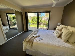 Catalina Court 7 - Just a short walk to Pippi Beach