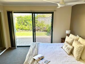 Catalina Court 7 - Just a short walk to Pippi Beach