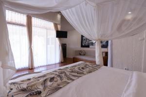 Walakiri Bungalow Single Room Bungalow with Queen Bed, Sofabed, Shower, FREE Access to Pool and Gym, Onsite SPA, Car-Bike-ATV Rental, Diving and Fishing