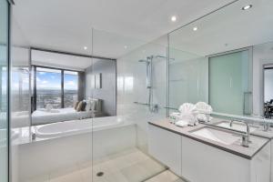 Circle on Cavill - QStay