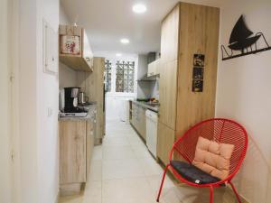 Apartamento con Terraza y Vistas al Mar – A 1 min de la Playa de Almadrava - ES-258-70