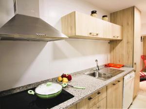 Apartamento con Terraza y Vistas al Mar – A 1 min de la Playa de Almadrava - ES-258-70