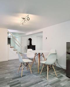 10 minutes to Montreal entire place 2 bedrooms private entrance