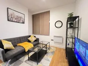 Lovely High Street Apartment 30 seconds from station - London