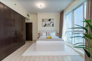 Classy Upgraded High Floor Prime Location