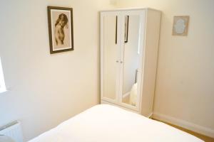 Modern 2 bedroom central property with private parking