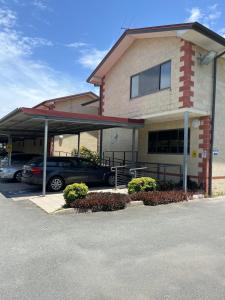 Queensport Tavern And Motel